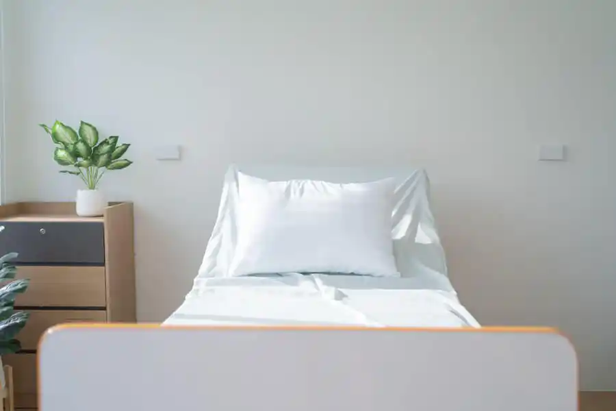 Reha nach OP und nach Krankenhausaufenthalt: leeres Krankenbett Reha nach OP und nach Krankenhausaufenthalt: leeres Krankenbett