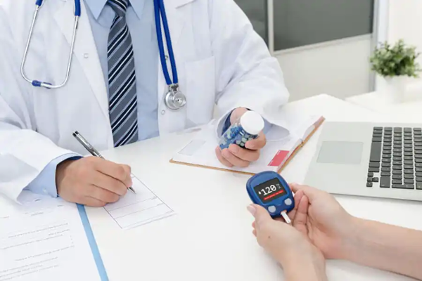 Diabetes Beratung bei Reha im Diabeteszentrum: Arzt berät Patient