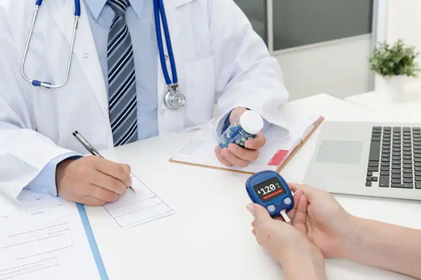 Diabetes Beratung bei Reha im Diabeteszentrum: Arzt berät Patient Diabetes Beratung bei Reha im Diabeteszentrum: Arzt berät Patient