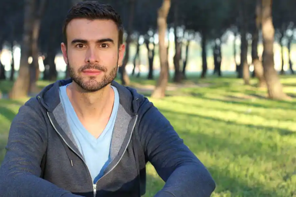 MBOR Reha bei Belastungen: Junger Mann in der Natur MBOR Reha bei Belastungen: Junger Mann in der Natur