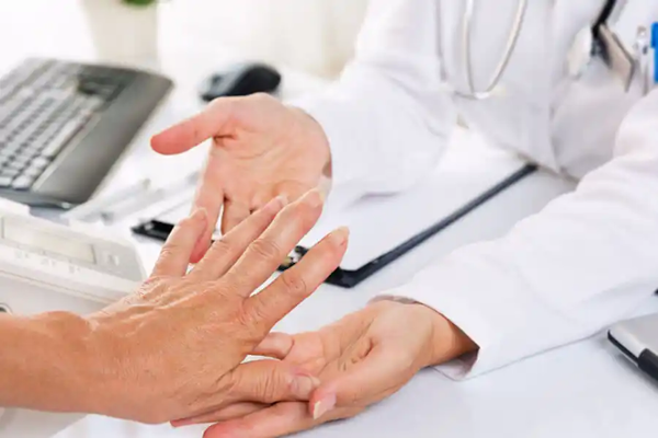 Rheuma Reha Kur in Bayern: Ärztin untersucht Hand einer Patientin Rheuma Reha Kur in Bayern: Ärztin untersucht Hand einer Patientin