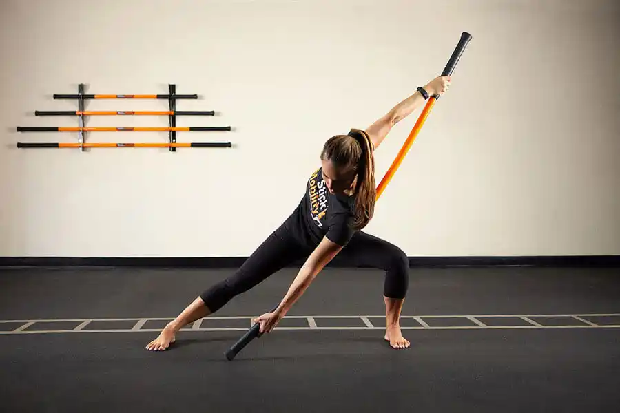 Stick Mobility® Therapie Reha im Rehafachzentrum: Frau bei der Übung Stick Mobility® Therapie Reha im Rehafachzentrum: Frau bei der Übung