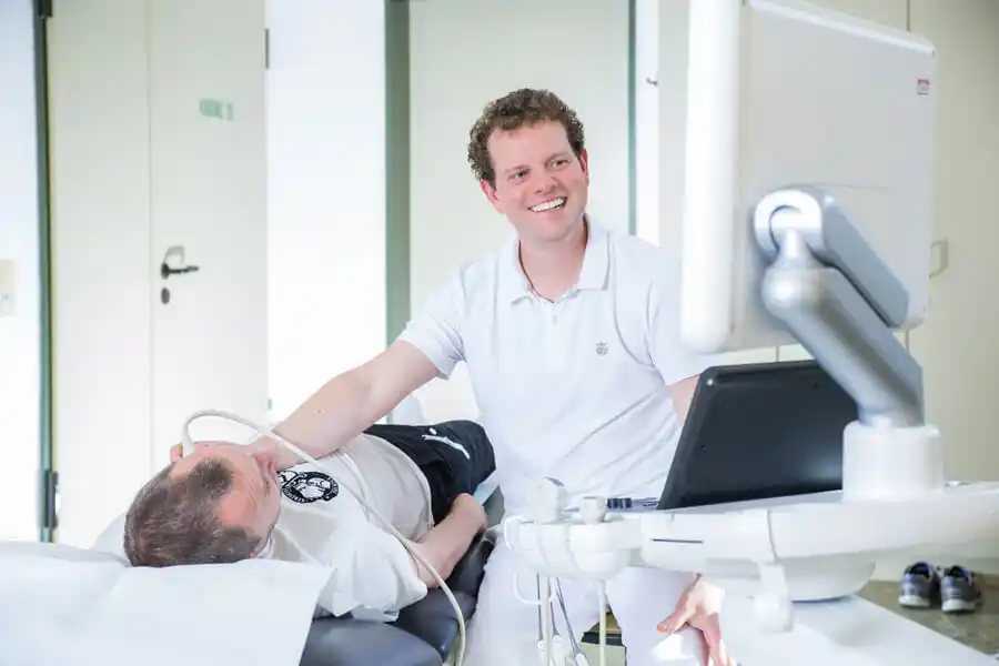 Diagnostik: Untersuchung eines Patienten mit Ultraschall