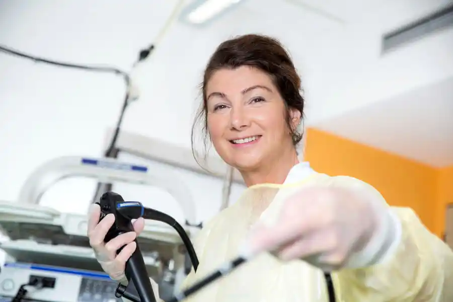 Rehaforschung: Frau bedient medizinisches Gerät Rehaforschung: Frau bedient medizinisches Gerät