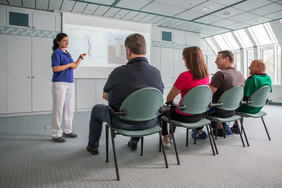 Vorträge und Schulungen: Therapeutin hält einen Vortrag über Wirbelsäule Vorträge und Schulungen: Therapeutin hält einen Vortrag über Wirbelsäule