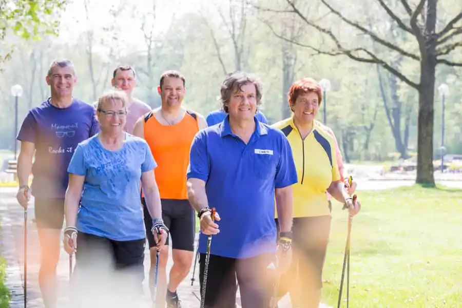 Reha bei Adipositas: Gruppe beim Nordic Walking Reha bei Adipositas: Gruppe beim Nordic Walking